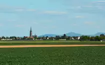Kirche in Odendorf, im Hintergrund das Siebengebirge - 16.04.2014