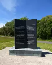Niffer, nahe der Ortschaft steht am Rhein-Rhone-Kanal dieses Denkmal f�r die Gefallenen des II.Weltkrieges, Mai 2014
