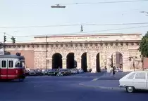 Wien im Juli 1975. Das �ussere Burgtor vom Burgring gesehen. - Das Tor wurde am 16. Oktober 1824 er�ffnet. Die obere Inschrift  Franciscus I Imperator Austriae MDCCCXXIV  (: Franz der Erste, Kaiser von �sterreich, 1924) zeigt auf die Regierungszeit des Kaisers Franz des Ersten und das Er�ffnungsjahr, w�hrend die untere Inschrift, die vom Jahre 1916 stammt, den Soldaten, die f�r �sterreich und Deutschland in den Jahren 1914 - 1916 gek�mpft hatten, gewidmet ist. Der Text dieser Inschrift lautet folgendermassen  Laurum militibus lauro dignis MDCCCCXVI  (: (einen)Lorbeerkranz den Soldaten, die der Lorbeere w�rdig sind, 1916). 