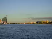 Hamburg: Blick von den Landungsbrücken auf die Elbe, rechts das Theater König der Löwen, links die Elbphilharmonie (29.05.14)