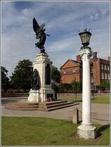 Colchester. Kriegerdenkmal vor dem Castle Park. 08.06.2014