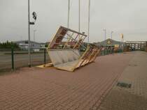 Hier sieht man wie stark der Sturm am Vorabend war. Mit ca 133km/h wehte er durch Grevenbroich und knichte etliche Bume um und riss diesen Einkaufswagen Schuppen mit samt den Steinen aus dem Boden bei Poco.

Grevenbroich 10.6.2014