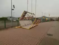 Hier sieht man wie stark der Sturm am Vorabend war. Mit ca 133km/h wehte er durch Grevenbroich und knichte etliche B�ume um und riss diesen Einkaufswagen Schuppen mit samt den Steinen aus dem Boden bei Poco.

Grevenbroich 10.6.2014