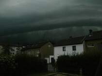 Hier kommt das schwerste Unweeter seit Kyrill auf Grevenbroich zu. Noch vor ca. 10-15 min. konnte man es drauen noch beobachten. Aber dann wurde es schnell recht gefhrlich. Die Gewitterfront sieht aus wie die aus den USA direkt darunter ist der Regen zu sehen und in ca. 5 min ist hier der Sturm in vollem Gange.Der Sturm fegte mit bis zu 133km/h durch Grevenbroich und Neuss. Leider ist die Bild Qualitt nicht so gut da ich nicht mehr so viel Zeit hatte und meine Kamera nicht ganz so gut mit Dunkelheit zurecht kommt. Das Bild kann schief wirken da ich nach oben fotografiert habe und die Huser nach links leicht weg gehen. 

Grevenbroich 9.6.2014 