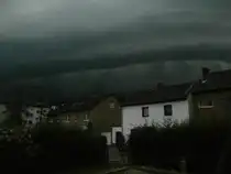 Hier kommt das schwerste Unweeter seit Kyrill auf Grevenbroich zu. Noch vor ca. 10-15 min. konnte man es drau�en noch beobachten. Aber dann wurde es schnell recht gef�hrlich. Die Gewitterfront sieht aus wie die aus den USA direkt darunter ist der Regen zu sehen und in ca. 5 min ist hier der Sturm in vollem Gange.Der Sturm fegte mit bis zu 133km/h durch Grevenbroich und Neuss. Leider ist die Bild Qualit�t nicht so gut da ich nicht mehr so viel Zeit hatte und meine Kamera nicht ganz so gut mit Dunkelheit zurecht kommt. Das Bild kann schief wirken da ich nach oben fotografiert habe und die H�user nach links leicht weg gehen. 

Grevenbroich 9.6.2014 