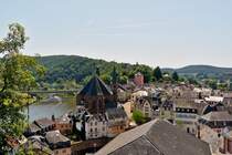 . Blick ber die Dcher von Saarburg mit der Pfarrkirche St Laurentius. 09.06.2014 (Hans)