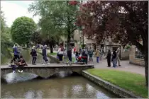Bourton-on-the-Water. Das malerische und bei Touristen beliebte Dorf in den Cotswolds wird vom flachen River Windrush durchflossen, der von einigen steinernen Fu�g�ngerbr�cken �berspannt wird. 05.06.2014