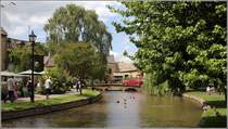 Bourton-on-the-Water. Das malerische und von Touristen belebte Dorf wird vom River Windrush durchflossen. 05.06.2014