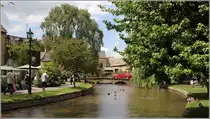 Bourton-on-the-Water. Das malerische und von Touristen belebte Dorf wird vom River Windrush durchflossen. 05.06.2014