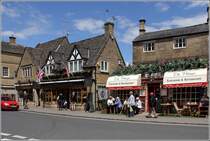 Bourton-on-the-Water. In der High Street gibt es eine Reihe kleiner Geschfte. 05.06.2014