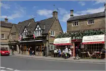 Bourton-on-the-Water. In der High Street gibt es eine Reihe kleiner Gesch�fte. 05.06.2014