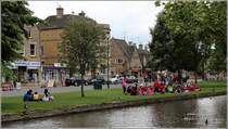 Bourton-on-the-Water. In der High Street gibt es eine Reihe kleiner Geschfte. 05.06.2014