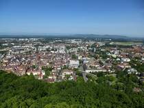 Freiburg, Blick vom Schlobergturm Richtung West, gut zu sehen der Kaiserstuhl, am Horizont die Vogesen, Juni 2014