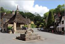 Castle Combe. Das Marktkreuz im Ortsmittelpunkt. 05.06.2014