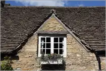 Castle Combe. Giebelfenster eines Hauses in The Street. 05.06.2014