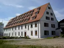 �pfingen, Unteres Schloss, erbaut im 17. Jahrhundert durch die Herren von Freyberg,
danach im Besitz der F�rsten von Thurn und Taxis, seit 1934 im Besitz der Gemeinde, heute Rathaus (07.06.2014)