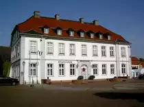 Dirmstein, Sturmfedersches Schloss, erbaut 1770, neunachsiger Kr�ppelwalmdachbau (08.06.2014)