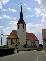 Hergensweiler, St. Ambrosius Kirche, Turmunterbau mittelalterlich, Chor und Langhaus erbaut 1712, ummauerter Friedhof (18.06.2014)
