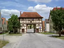 Ickelheim, N�rdliches Torhaus, Fachwerkbau mit Walmdach, erbaut 1713 (19.06.2014)