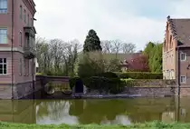Steinbogenbr�cke �ber den Wassergraben beim Schlo� Gracht in Erftstadt-Liblar - 02.04.2014