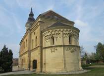Schngrabern, romanische Pfarrkirche Unsere Lieben Frau, erbaut ab 1210, neuer Turm von 1791, Apsis mit reichhaltigem Figurenschmuck der als steinerne Bibel bezeichnet wird (19.04.2014)