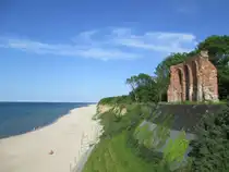 Kirchenruine Hoff (Trzęsacz). Durch Wind und Wasser wurde Landmasse (Sand) abgetragen und an anderen Stellen wieder angesp�lt. Infolgedessen st�rzte fast das gesamte Bauwerk ab. Man versucht, die Ruine durch geeignete Befestigungen zu erhalten. Aufnahme vom 10.06.2014.