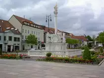 Tulln, Dreifaltigkeitss�ule am Hauptplatz (20.04.2014)