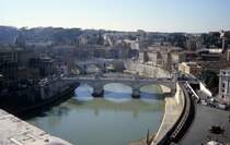 Roma / Rom im Februar 2005: Von der Engelsburg gibt es eine schne Aussicht ber grosse Teile der Tiberstadt. Auf dem Bild sieht man den Tiberfluss und zwei Brcken, vorne Ponte Vittorio Emanuele II (Baujahre: 1886-1911) und hinten Ponte Principe Amadeo Savoia Aosta (erffnet 1942).
