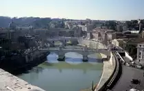 Roma / Rom im Februar 2005: Von der Engelsburg gibt es eine sch�ne Aussicht �ber grosse Teile der Tiberstadt. Auf dem Bild sieht man den Tiberfluss und zwei Br�cken, vorne Ponte Vittorio Emanuele II (Baujahre: 1886-1911) und hinten Ponte Principe Amadeo Savoia Aosta (er�ffnet 1942).