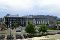 Freiburg, Blick von der Stadtbahnbr�cke zum 1996 er�ffneten Konzerthaus, Juni 2014
