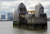 In diesen Bauten befinden sich die Antriebe f�r die unter Wasser liegenden Tore der Thames Barrier. Im Hintergrund sind die Hochh�user auf der Isle of Dogs zu sehen. 07.06.2014
