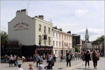 Blick in die lebhafte Church Street von Greenwich mit dem bekannten Pub 'Gypsy Moth'. 07.06.2014