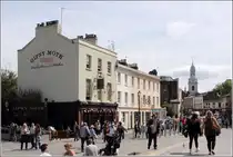 Blick in die lebhafte Church Street von Greenwich mit dem bekannten Pub 'Gypsy Moth'. 07.06.2014