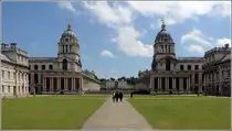 Von der Themse f�hrt eine Sichtachse durch den Geb�udekomplex des Old Royal Naval College zum dahinter gelegenen Queen's House. Dies war eine Forderung von Queen Mary an die Architekten des Royal Naval College, zu denen auch Christopher Wren geh�rte. Unter der rechten Kuppel befindet sich die Painted Hall, unter der linken die Kapelle. 07.06.2014