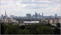 Vom Royal Observatory in Greenwich hat man einen weiten Blick ber London. Hier geht der Blick hinber zum The Shard in Southwark (links) und den Hochhusern der City of London (Bildmitte). Dazwischen ist die Kuppel der St. Paul's Cathedral zu sehen. 07.06.2014
