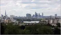 Vom Royal Observatory in Greenwich hat man einen weiten Blick �ber London. Hier geht der Blick hin�ber zum The Shard in Southwark (links) und den Hochh�usern der City of London (Bildmitte). Dazwischen ist die Kuppel der St. Paul's Cathedral zu sehen. 07.06.2014