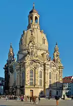 . Dresden - Die Frauenkirche (urspr�nglich Kirche Unserer Lieben Frauen – der Name bezieht sich auf die Heilige Maria) ist eine evangelisch-lutherische Kirche des Barocks und der pr�gende Monumentalbau des Dresdner Neumarkts. Sie gilt als prachtvolles Zeugnis des protestantischen Sakralbaus und verf�gt �ber eine der gr��ten steinernen Kirchenkuppeln n�rdlich der Alpen.

Die Dresdner Frauenkirche wurde von 1726 bis 1743 nach einem Entwurf von George B�hr erbaut. Im Luftkrieg des Zweiten Weltkriegs wurde sie w�hrend der Luftangriffe auf Dresden in der Nacht vom 13. zum 14. Februar 1945 durch den in Dresden w�tenden Feuersturm schwer besch�digt und st�rzte am Morgen des 15. Februar ausgebrannt in sich zusammen. In der DDR blieb ihre Ruine erhalten und diente als Mahnmal gegen Krieg und Zerst�rung. Nach der Wende begann 1994 der 2005 abgeschlossene Wiederaufbau, den F�rdervereine und Spender aus aller Welt finanzieren halfen.

Am 30. Oktober 2005 fand in der Frauenkirche ein Weihegottesdienst und Festakt statt. Aus dem Mahnmal gegen den Krieg soll nun ein Symbol der Vers�hnung werden. 28.12.2012 (Jeanny) 