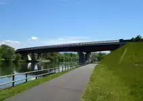 Rixheim im S�delsa�, die Landstra�e D108 �berquert auf dieser Br�cke (Pont du Bouc) den Rhein-Rhone-Kanal, Mai 2014