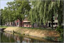 Enkhuizen. Idyllisches Wohnen am Dijk, der Stra�e, die am Alten Hafen entlangf�hrt. 07.07.2014