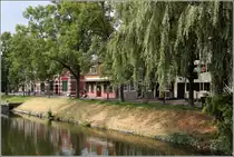 Enkhuizen. Idyllisches Wohnen am Dijk, der Stra�e, die am Alten Hafen entlangf�hrt. 07.07.2014