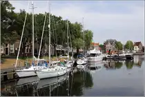 Enkhuizen. Die Stra�e Dijk f�hrt am Alten Hafen entlang. 07.07.2014