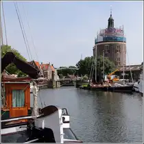 Enkhuizen. Der Drommedaris aus dem Jahr 1540 bewacht die Zufahrt zum Alten Hafen. 07.07.2014