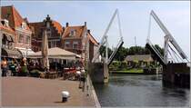 Enkhuizen. Die Brcke ber die Zufahrt zum Alten Hafen. 07.07.2014