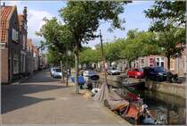 Enkhuizen. Ein mit Booten befahrbarer Wasserlauf bildet die Mitte der Stra�e Zuider Havendijk. 07.07.2014