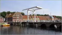 Enkhuizen. Hinter der Br�cke �ber den Oosterhaven sind die historischen Lagerh�user an der Kade zu sehen. 07.07.2014