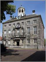 Enkhuizen. Das Stadhuis wurde in den Jahren 1686 bis 1688 gebaut. Es macht deutlich, wie reich die Stadt damals war. Ein Grund daf�r war, dass es in Enkhuizen eine Niederlassung der Niederl�ndischen Ostindien-Kompanie gab. 07.07.2014