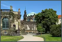 Der Zwinger ist eine der bekanntesten Sehensw�rdigkeiten Dresdens. Hier befinden sich u.a. die Gem�ldegalerie und die Porzellansammlung. Zu sehen ist die S�decke des Zwingers mit Porzellan- und Glockenspielpavillion und der Bogengalerie. (Dresden, 04.07.2014)