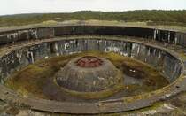 Fundament und Sockel eines der vier schweren 38cm-Geschtze, welche zur berwachung des Skagerrags, gemeinsam mit der Schwesteranlage im norwegischen Kristianssand, zu Zeiten des II. Weltkrieges, hier im dnischen Hanstholm, installiert wurden. Das Gelnde ist frei zugnglich! (Aufnahme vom 17.04.2014)