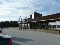 Das  Montra Hanstholm Hotel , aufgenommen am Abend des 16.04.2014 im gleichnamigen Ort. Dieses Hotel war 1971 auch Drehort f�r einige Szenen der Krimikom�die  Die Olsenbande f�hrt nach J�tland , welche damals in Hanstholm, Vigs� und Umgebung unter der Regie von Erik Balling entstand. (Bildautor: J�rg-Uwe B�hle, Genehmigung zur Ver�ffentlichung liegt vor!)