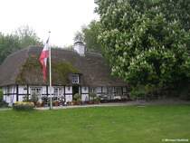 Reetdach gedecktes Haus bei Sieseby an der Schlei (Kreis Rendsburg-Eckernf�rde, Schleswig-Holstein, Mai 2010)